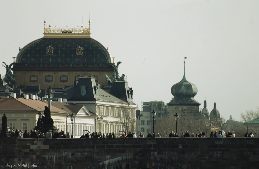 Most k divadlu (Na fotografii:  (Fotografie města) lidé, most, věž, praha)