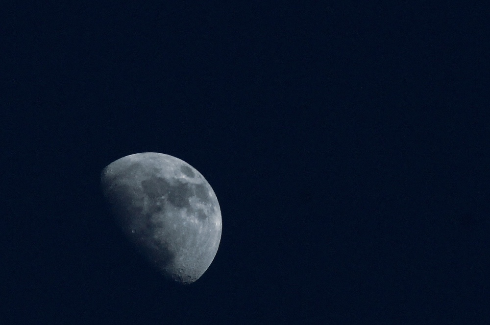 Měsíc (Na fotografii:  (Astrofotografie) měsíc, astronomie, noc)