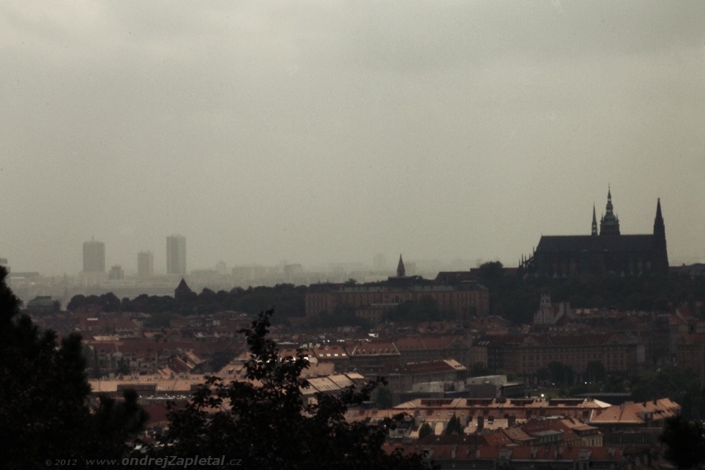 Katedrála, do které slunce nesvítí (Na fotografii:  (Fotografie města) hrad, věž, praha)