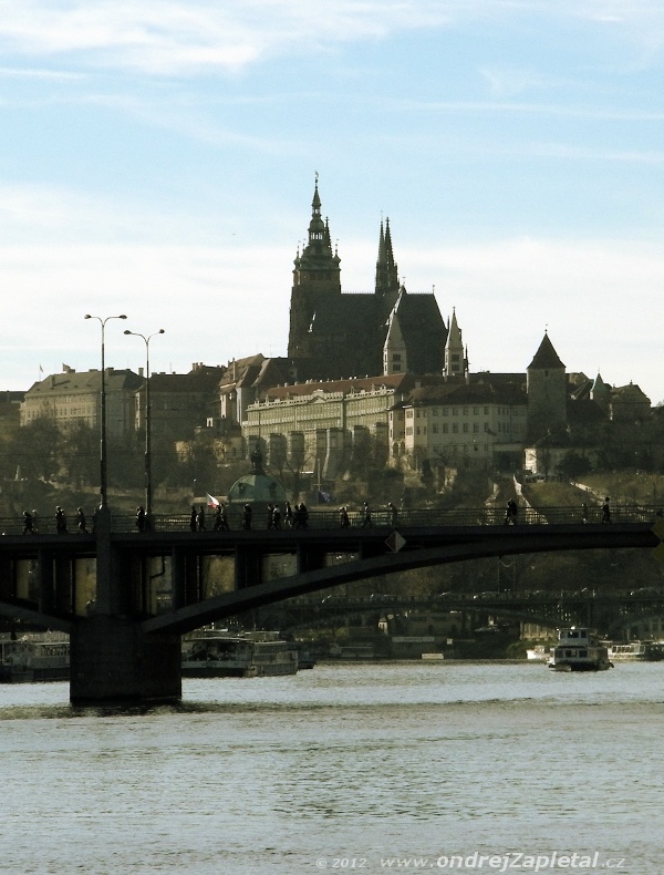 Castle over the River (On the photo:  (Urban photography) most, řeka, lidé, loď, hrad, praha)