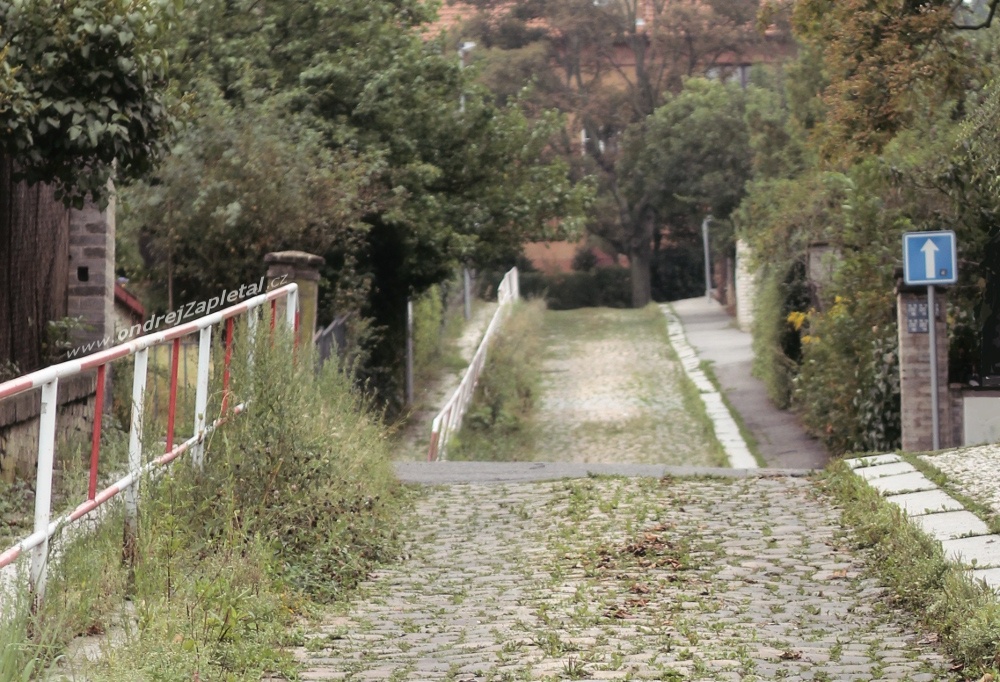 Down (On the photo:  (Urban photography) praha, cesta, jaro)