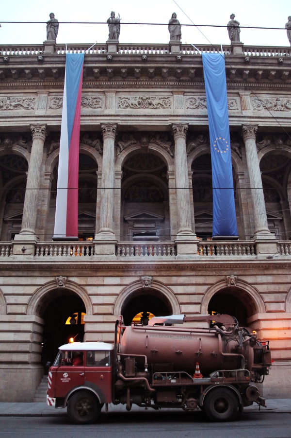 Tank vody (Na fotografii:  (Fotografie města) praha, ulice)