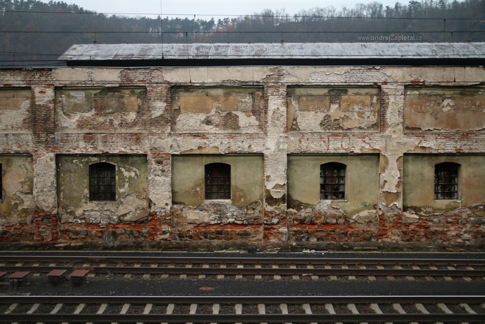 Stará Šroubárna (Na fotografii:  industrial, vlak, elektřina, nápisy, cihly)