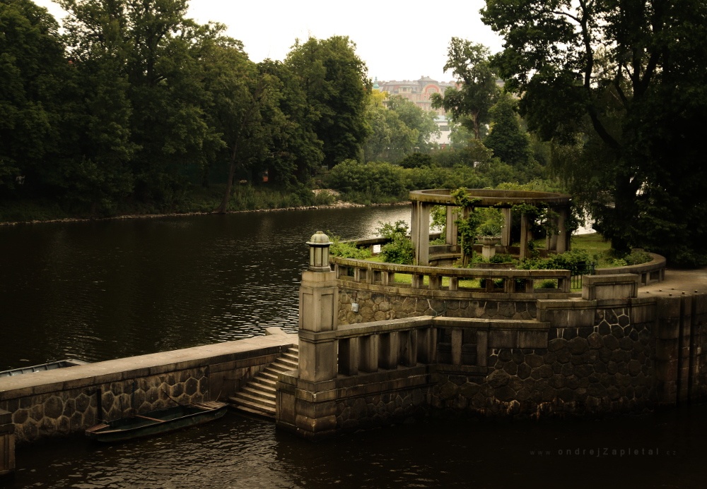 Místo k setkání (Na fotografii:  (Fotografie města) řeka, stromy, praha)