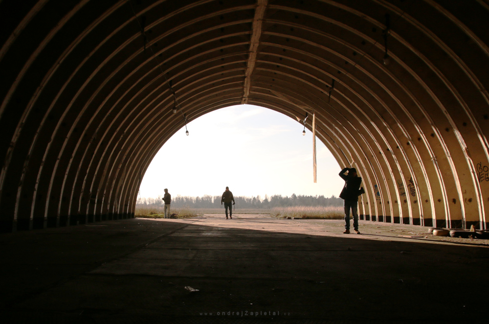 Průzkum hangáru (Na fotografii:  (Fotografie ulice) interiér, lidé, beton, armáda)