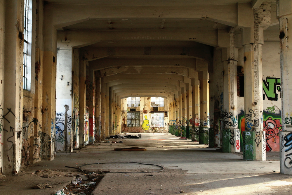 Barevná hala (Na fotografii:  (Fotografie opuštěných míst) interiér, industrial, urbex, beton)