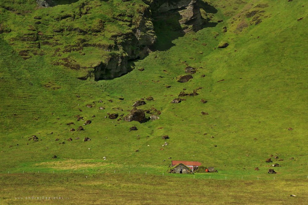 Farma pod skálou (Na fotografii:  (Fotografie přírody) venkov, skála, zvířata)