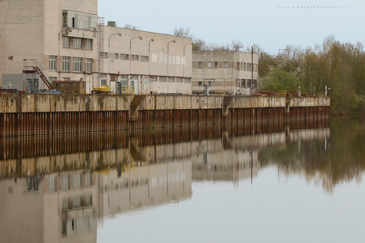 Rezavějící loděnice (Na fotografii:  (Fotografie opuštěných míst) loď, budova, urbex, jaro, beton)