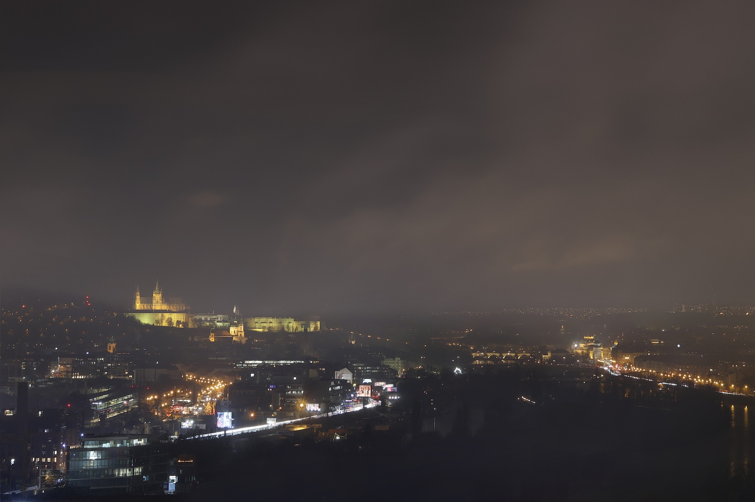 Praha v oblacích (Na fotografii:  (Fotografie panorama města) město, mraky, noc)