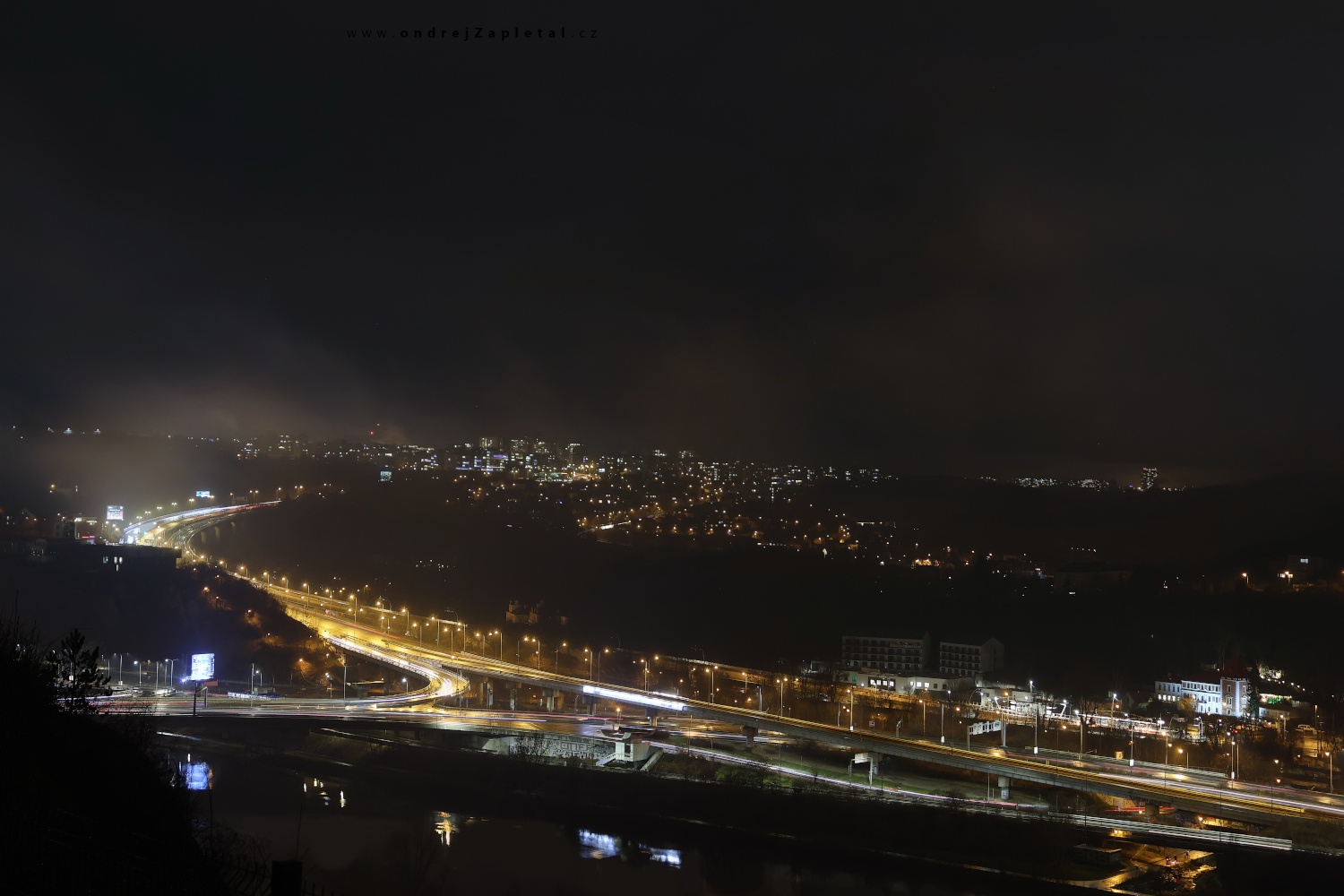 Cesta na Barrandov (Na fotografii:  (Fotografie panorama města) město, noc, cesta)