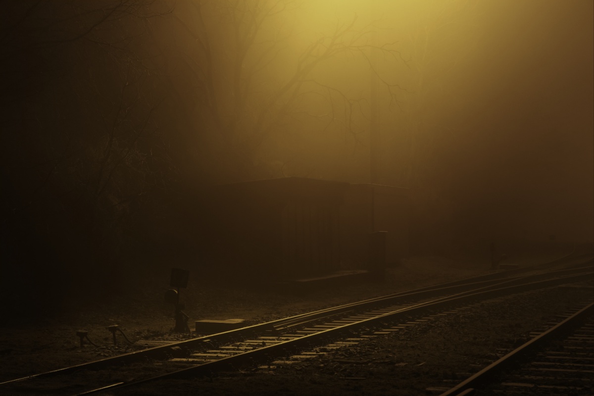 Budka v mlze (Na fotografii:  (Průmyslová fotografie) noc, budova, mlha, vlak)