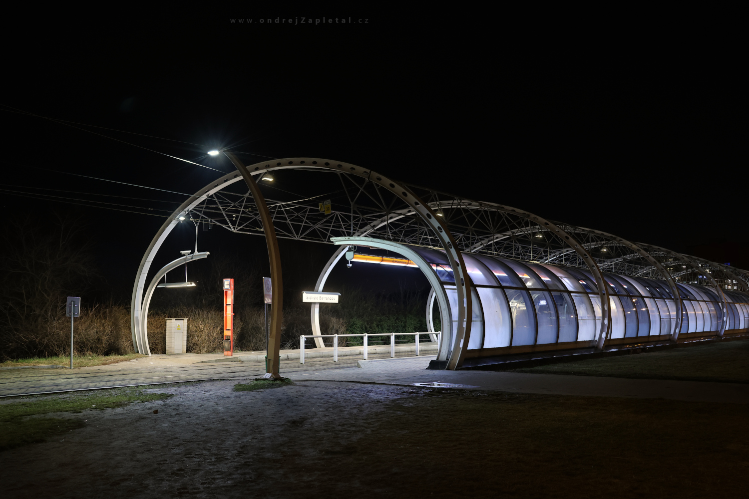 Stanice tramvaje (Na fotografii:  (Fotografie města) tramvaj, noc, město, praha, elektřina, zima)