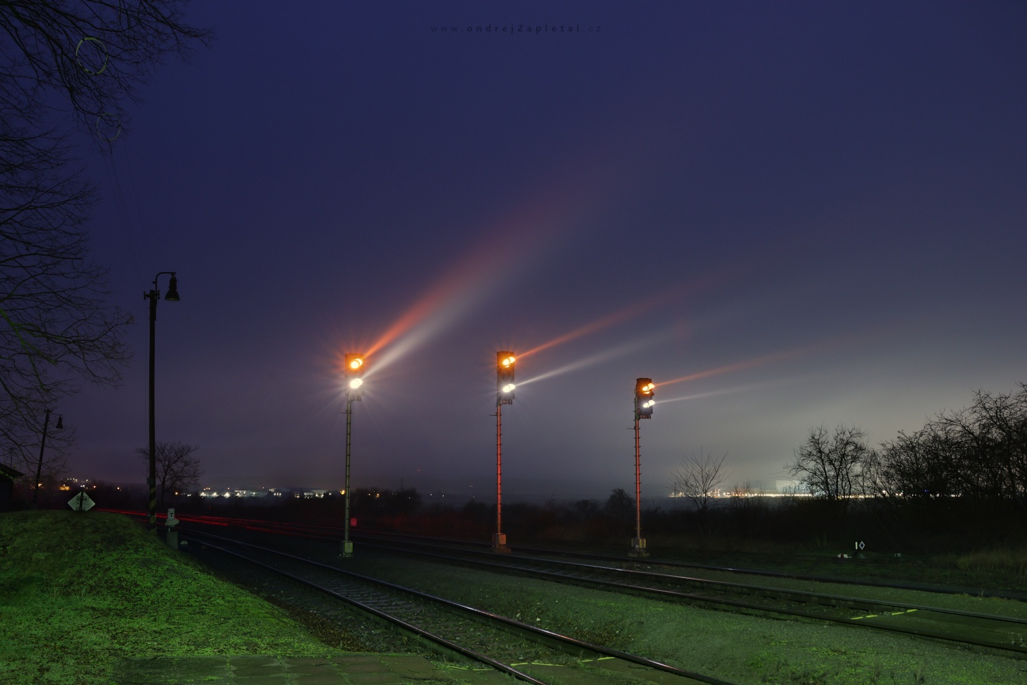 Do tmy svítící (Na fotografii:  (Průmyslová fotografie) noc, vlak, elektřina)