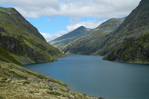 Fotka: Jezero pod vrcholky hor