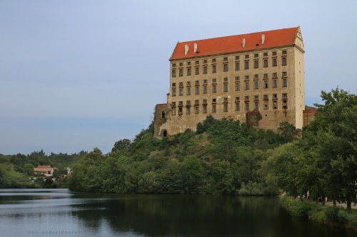 Fotka: Plumlovský zámek nad rybníkem